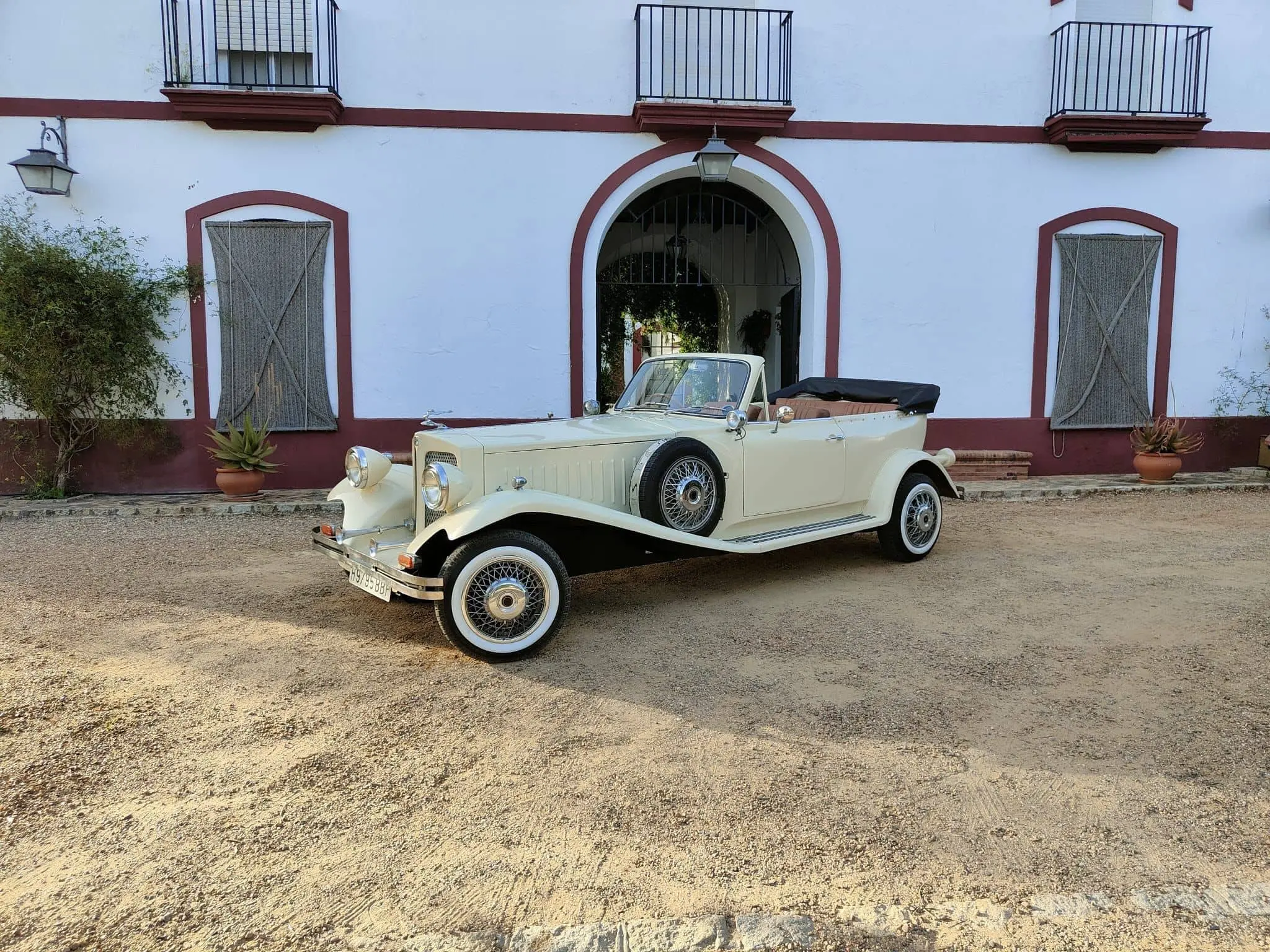 Beauford - Coche Clásico para Bodas Sevilla Años 80 (réplica de 1930) - Coche clásico para alquiler en bodas Sevilla - Imagen 1 de 6