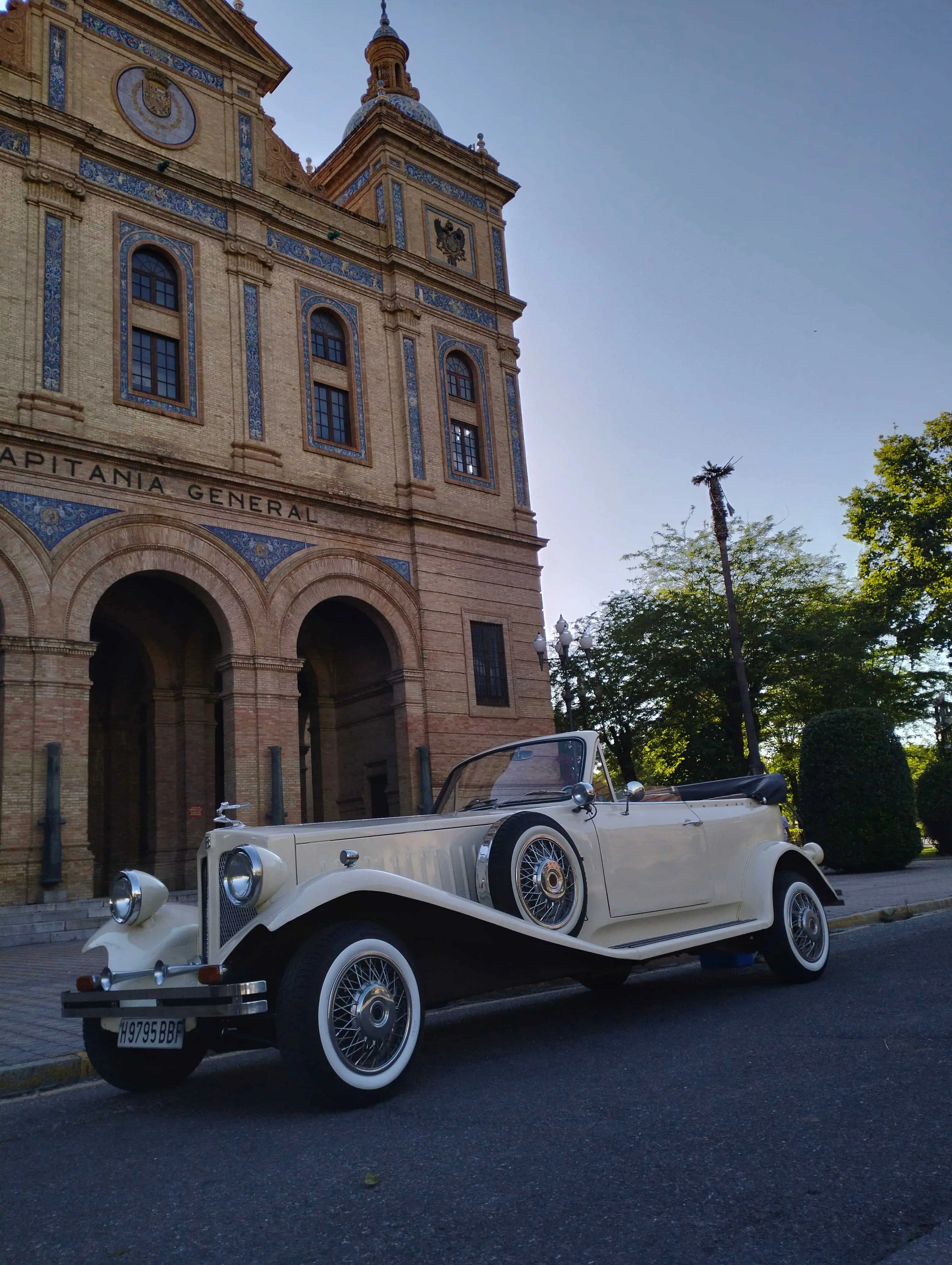 Beauford - Coche Clásico para Bodas Sevilla Años 80 (réplica de 1930) - Coche clásico para alquiler en bodas Sevilla - Imagen 5 de 6