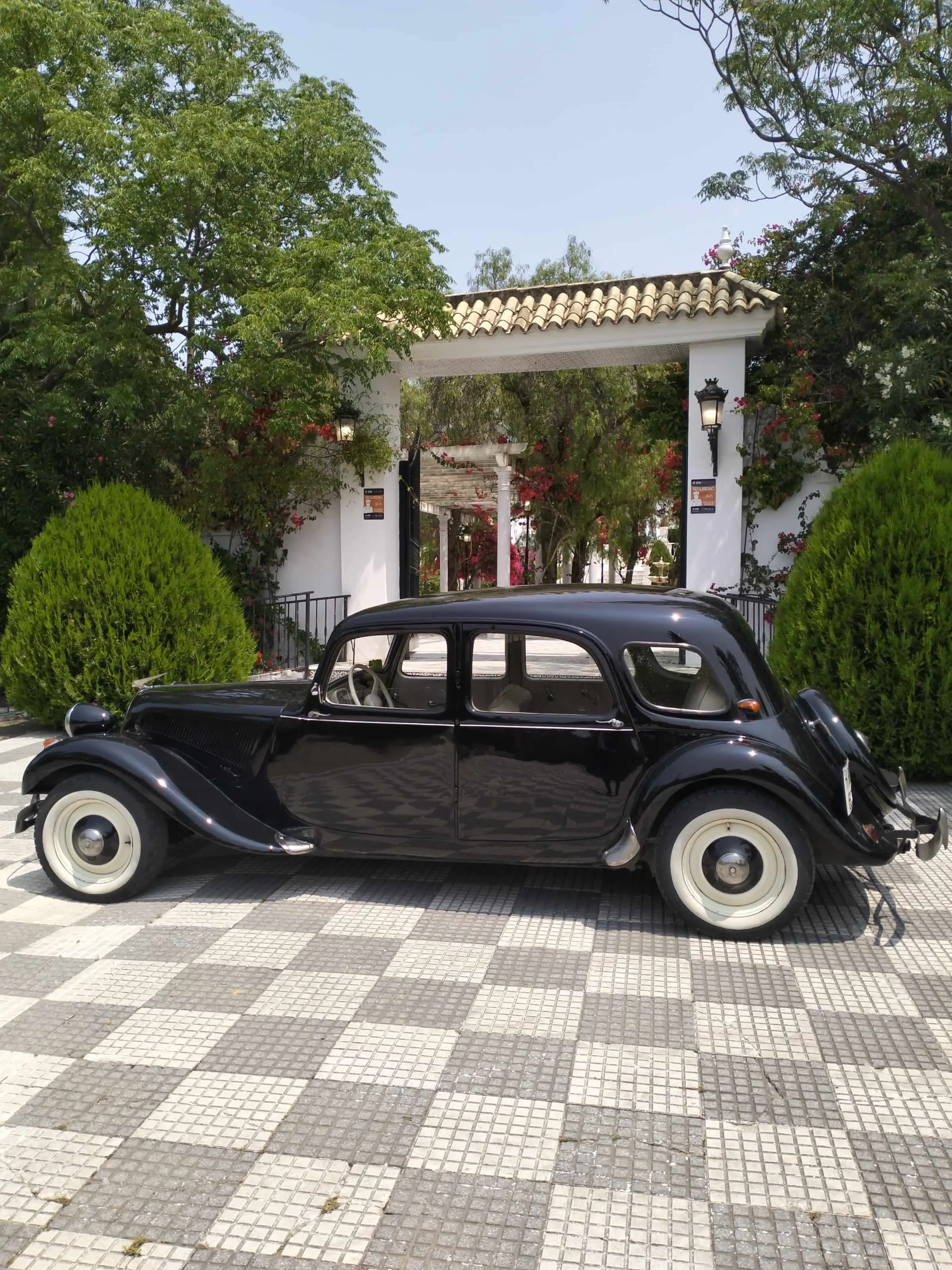 Citroën 11B Ligero - Vehículo Época Sevilla 1955 - Coche clásico para alquiler en bodas Sevilla - Imagen 2 de 7