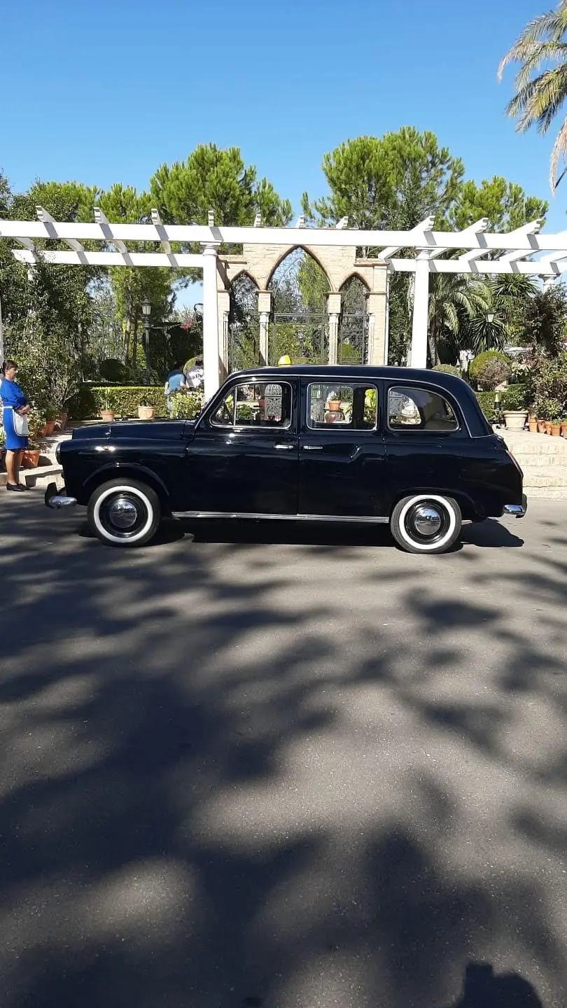 Austin FX4 (Taxi inglés) - Vehículo Clásico Sevilla 1986 - Coche clásico para alquiler en bodas Sevilla - Imagen 1 de 7