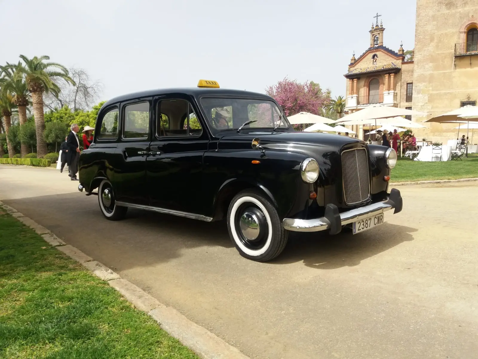 Austin FX4 (Taxi inglés) - Vehículo Clásico Sevilla 1986 - Coche clásico para alquiler en bodas Sevilla - Imagen 2 de 7