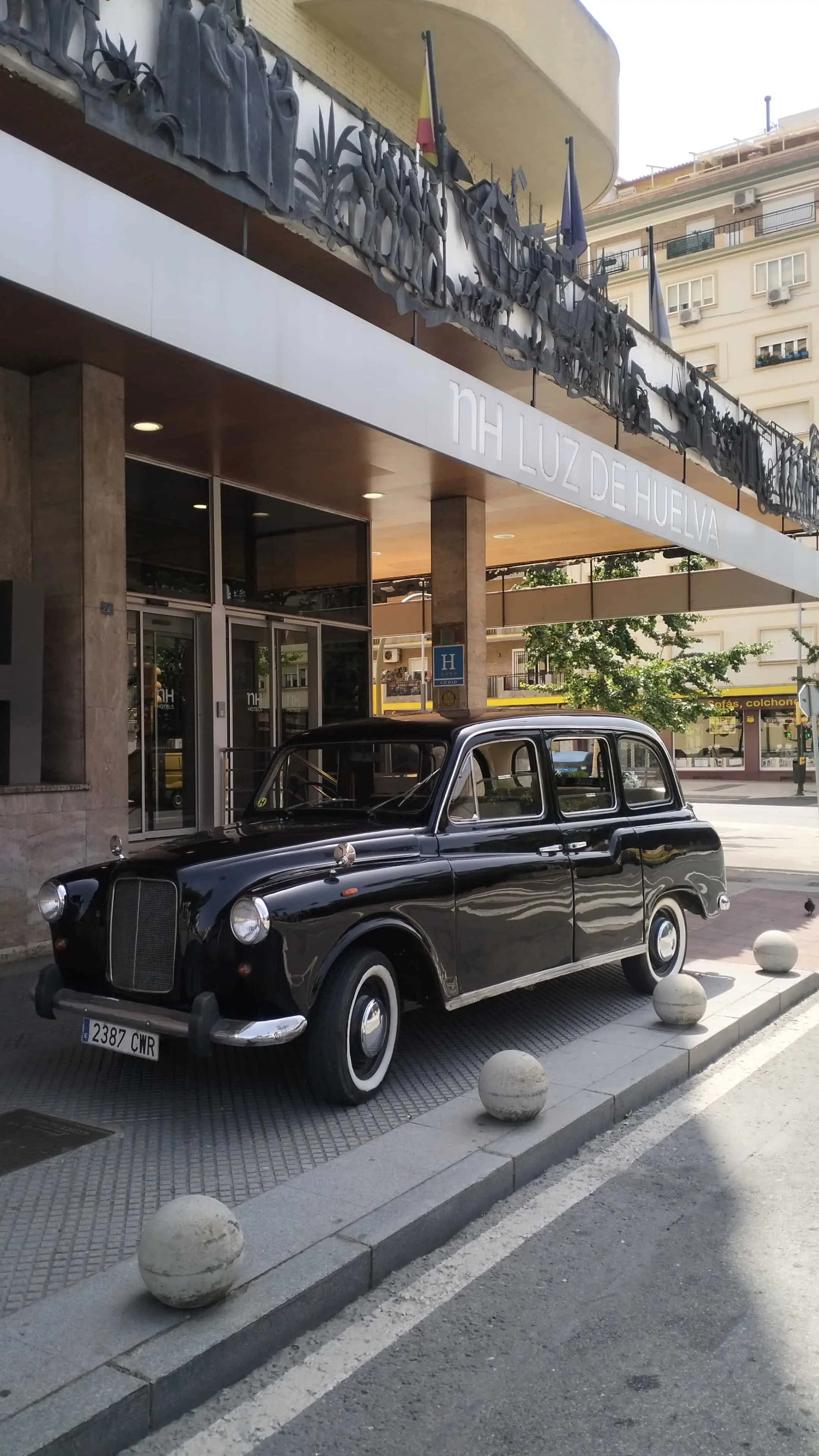 Austin FX4 (Taxi inglés) - Vehículo Clásico Sevilla 1986 - Coche clásico para alquiler en bodas Sevilla - Imagen 4 de 7