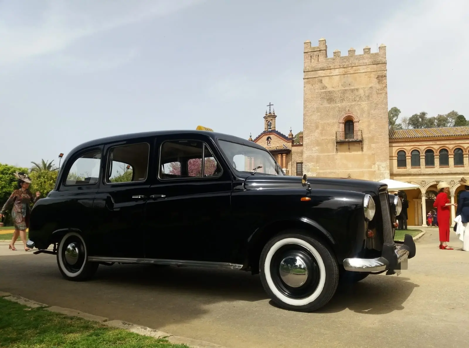 Austin FX4 (Taxi inglés) - Vehículo Clásico Sevilla 1986 - Coche clásico para alquiler en bodas Sevilla - Imagen 5 de 7