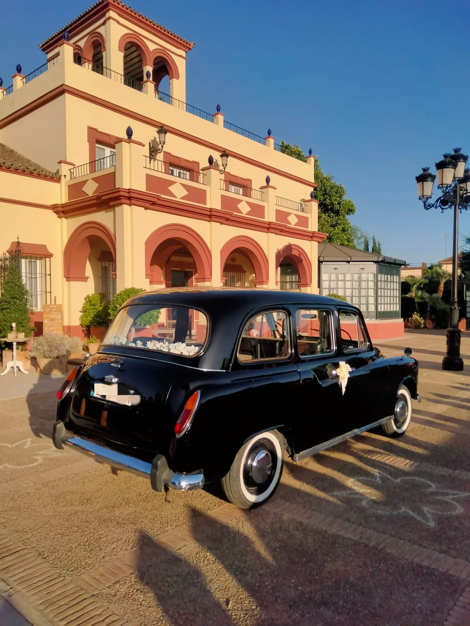 Austin FX4 (Taxi inglés) - Vehículo Clásico Sevilla 1986 - Coche clásico para alquiler en bodas Sevilla - Imagen 6 de 7